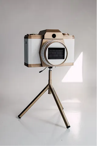 Camara del fotomaton con aro de luz montada sobre tripode