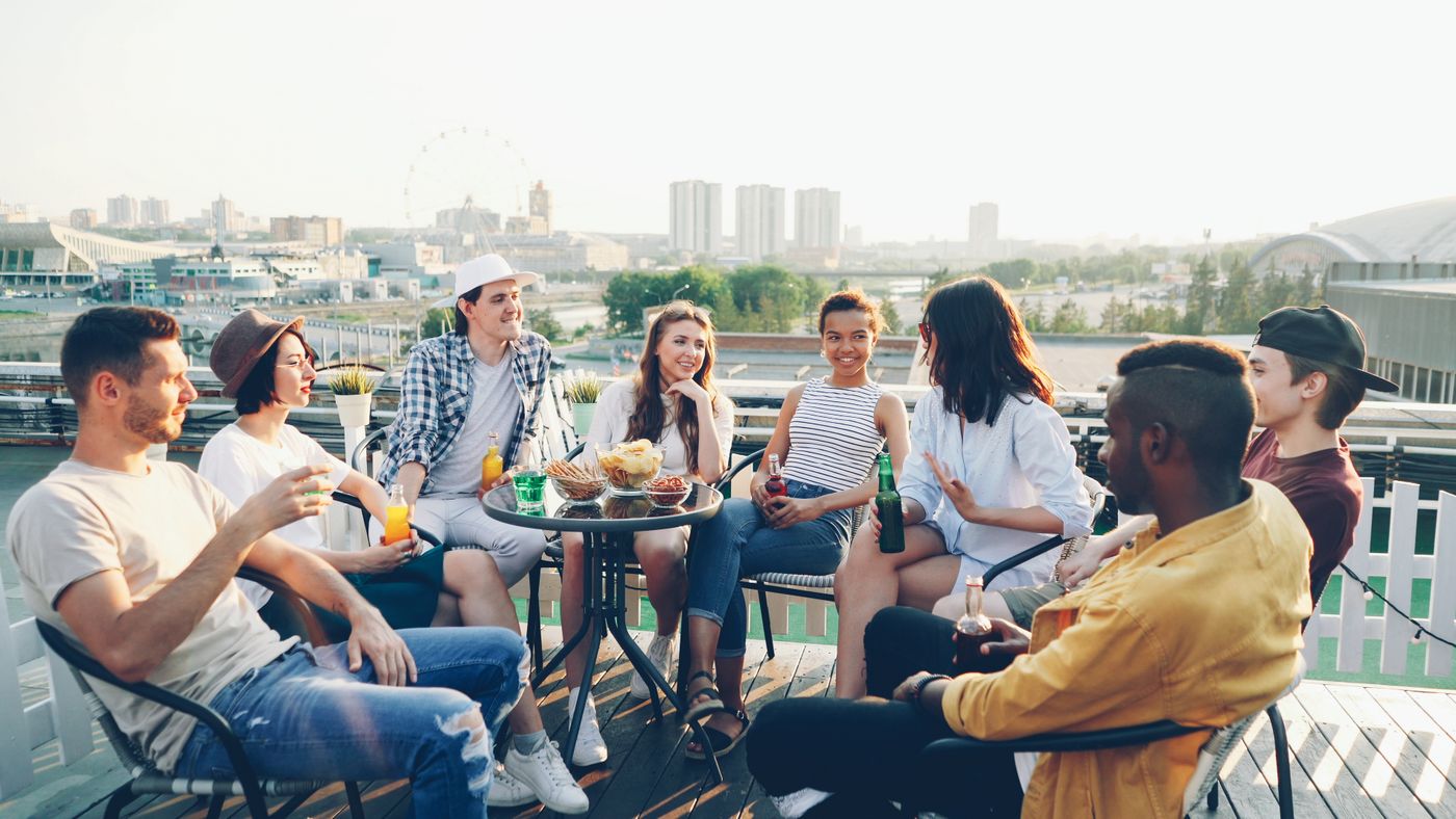 Grupo de amigos en una fiesta de verano con fotomaton en Malaga