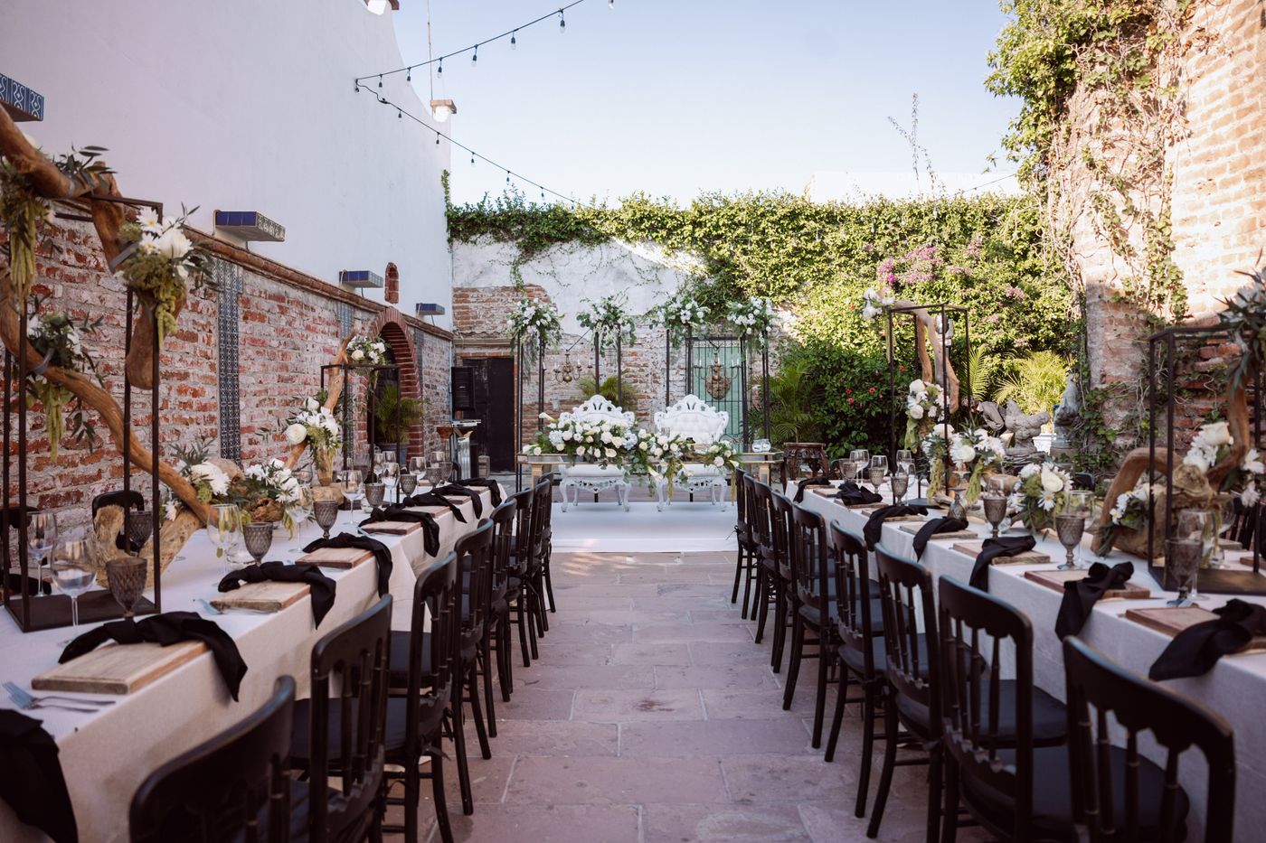 Mesa de boda al aire libre decorada con flores, una de las tendencias de 2026